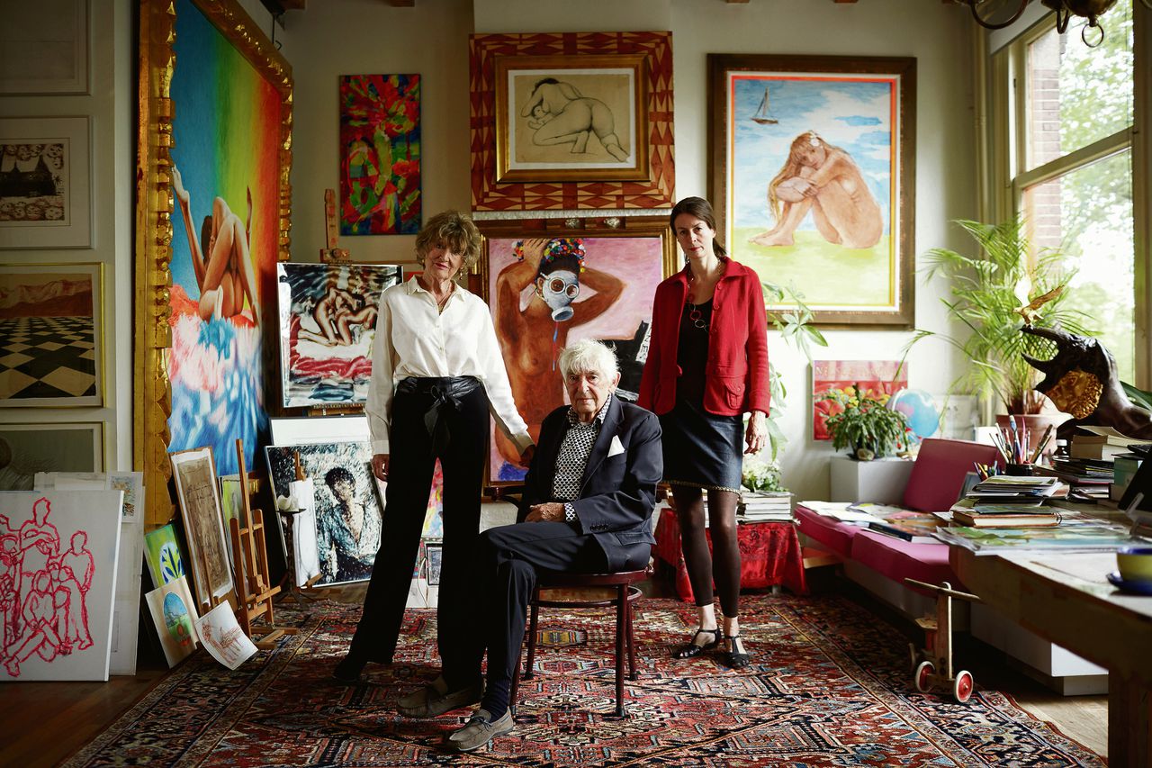 ‘Vrouwen zijn iets positiefs!’ Kunstenaar Aat Veldhoen tussen zijn partnerHedy d’Ancona (links) en model en co-auteur Natasja Rietdijk in zijn huis aan de Wittenburgergracht in A’dam.