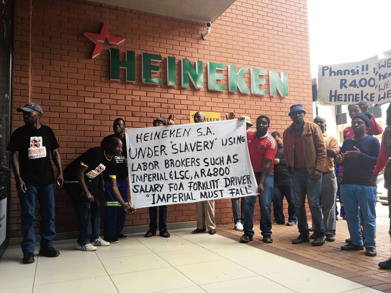 Medewerkers van Imperial protesteren bij het hoofdkantoor van Heineken in Zuid-Afrika. Ze verwijten de brouwer slavernij.