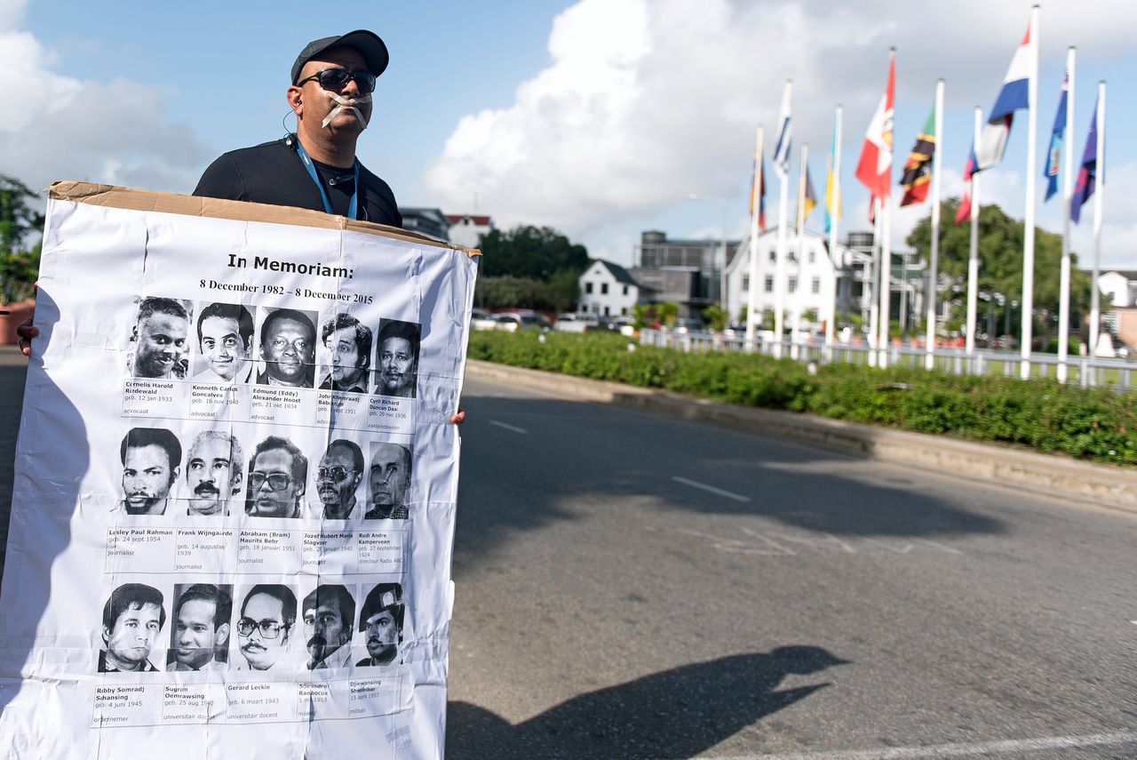Demonstranten op het Onafhankelijkheidsplein vragen aandacht om de slachtoffers van de Decembermoorden.