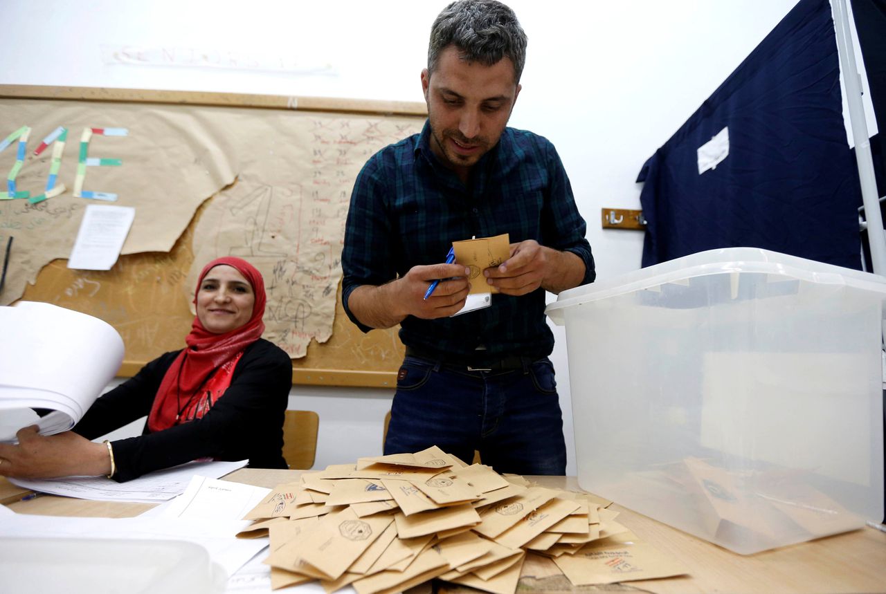 Een lid van de stemcommissie telt de uitgebrachte stemmen in een van de kiesbureaus van Beiroet.
