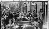 Prins Bernhard in een jeep omringd door officieren, waarschijnlijk in Nijmegen.