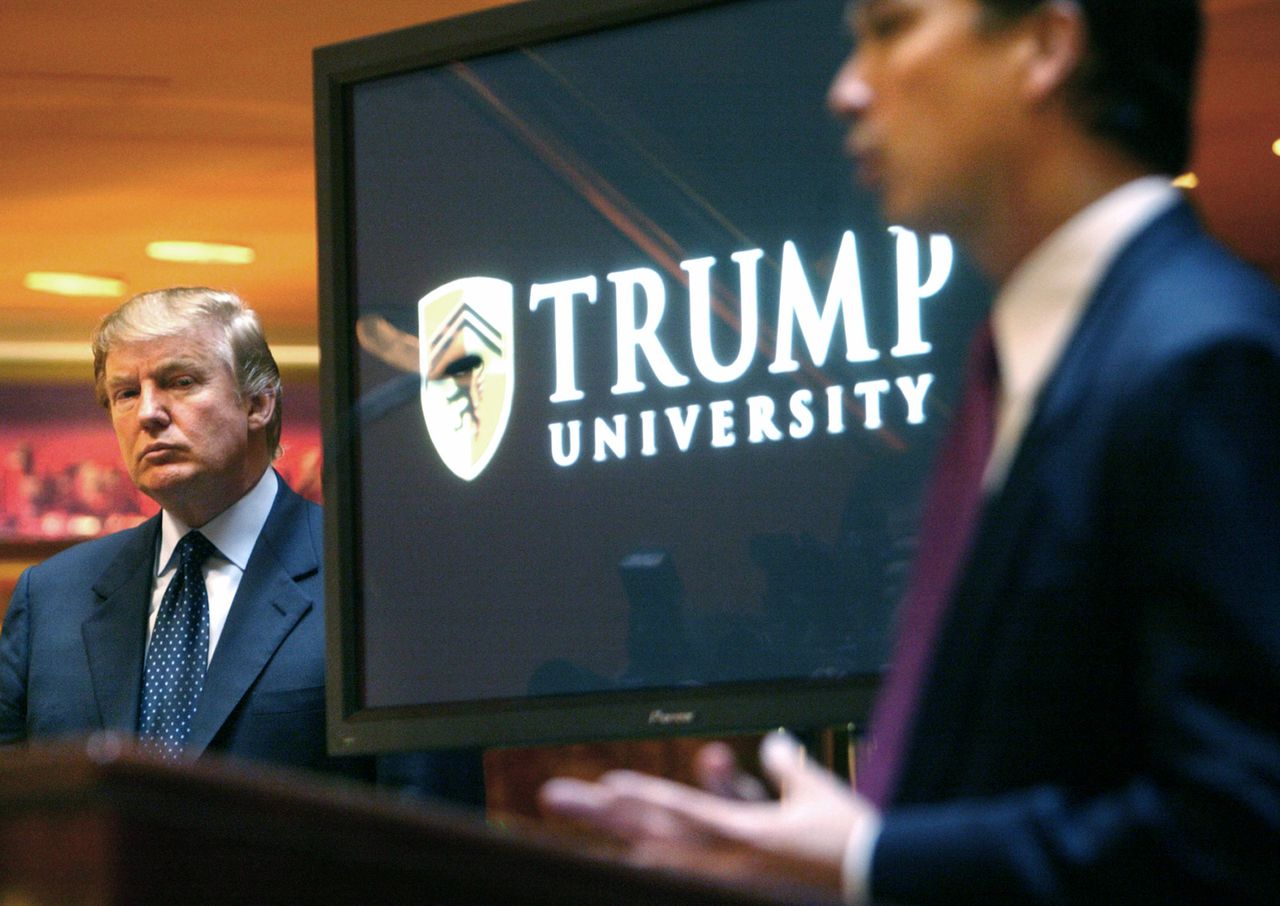 Een archieffoto uit 2005 waarop het collegeprogramma van Trump University wordt aangekondigd.