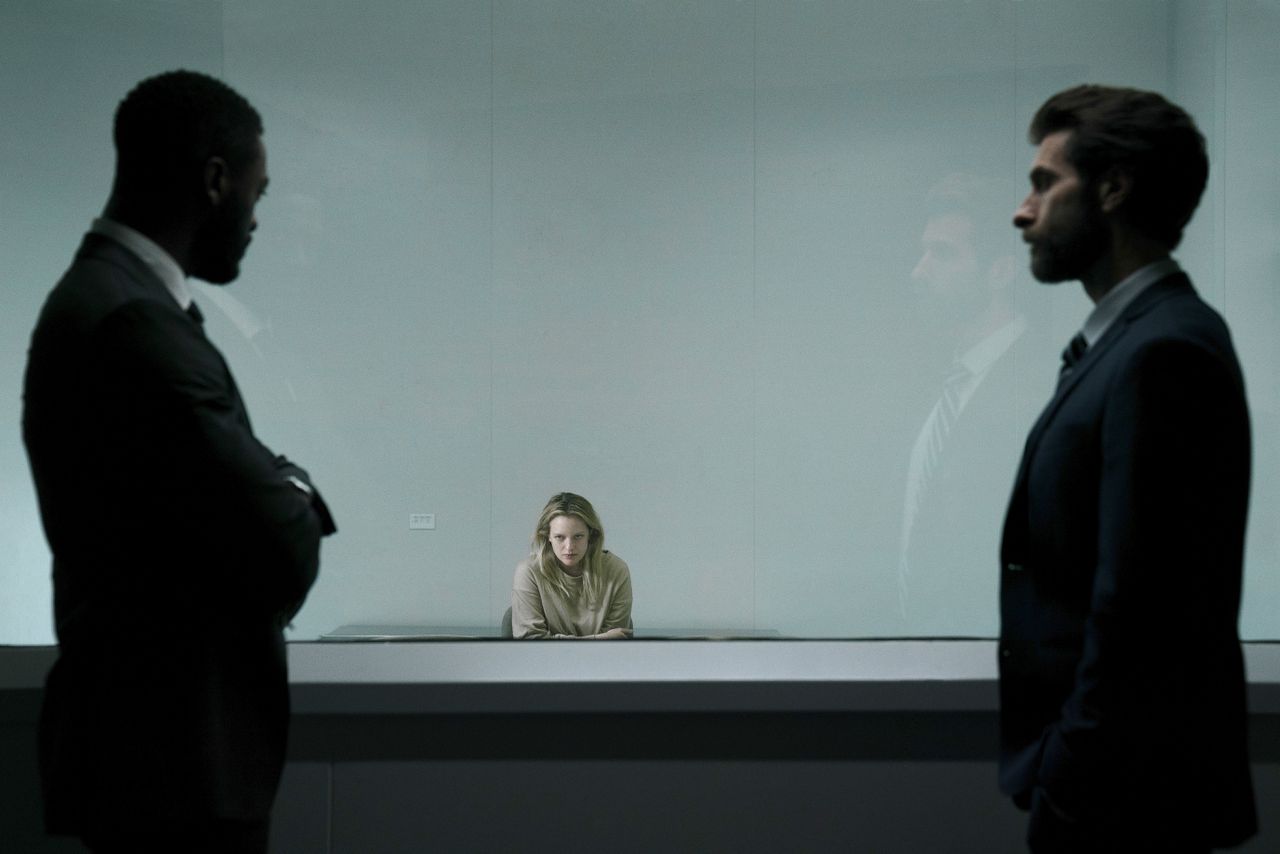 Cecilia (Elisabeth Moss) wordt niet geloofd als ze beweert dat haar ex-vriend zichzelf onzichtbaar kan maken en haar zo stalkt, in ‘The Invisible Man’.