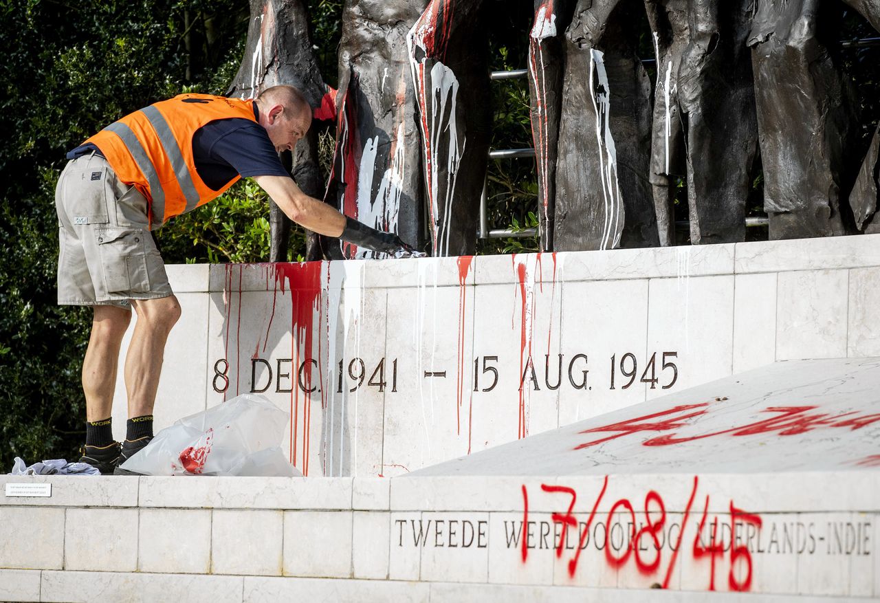 Op het Indisch Monument werd onder meer de datum 17 augustus 1945 gespoten. Dat is de dag dat Soekarno de onafhankelijkheid uitriep.