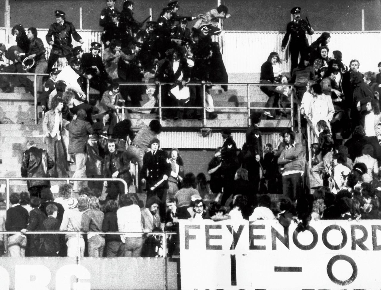 De politie moest in 1974 ingrijpen in de Kuip, waar Engelse hooligans zich misdroegen tijdens de finale van de UEFA Cup tussen Feyenoord en Tottenham Hotspur.