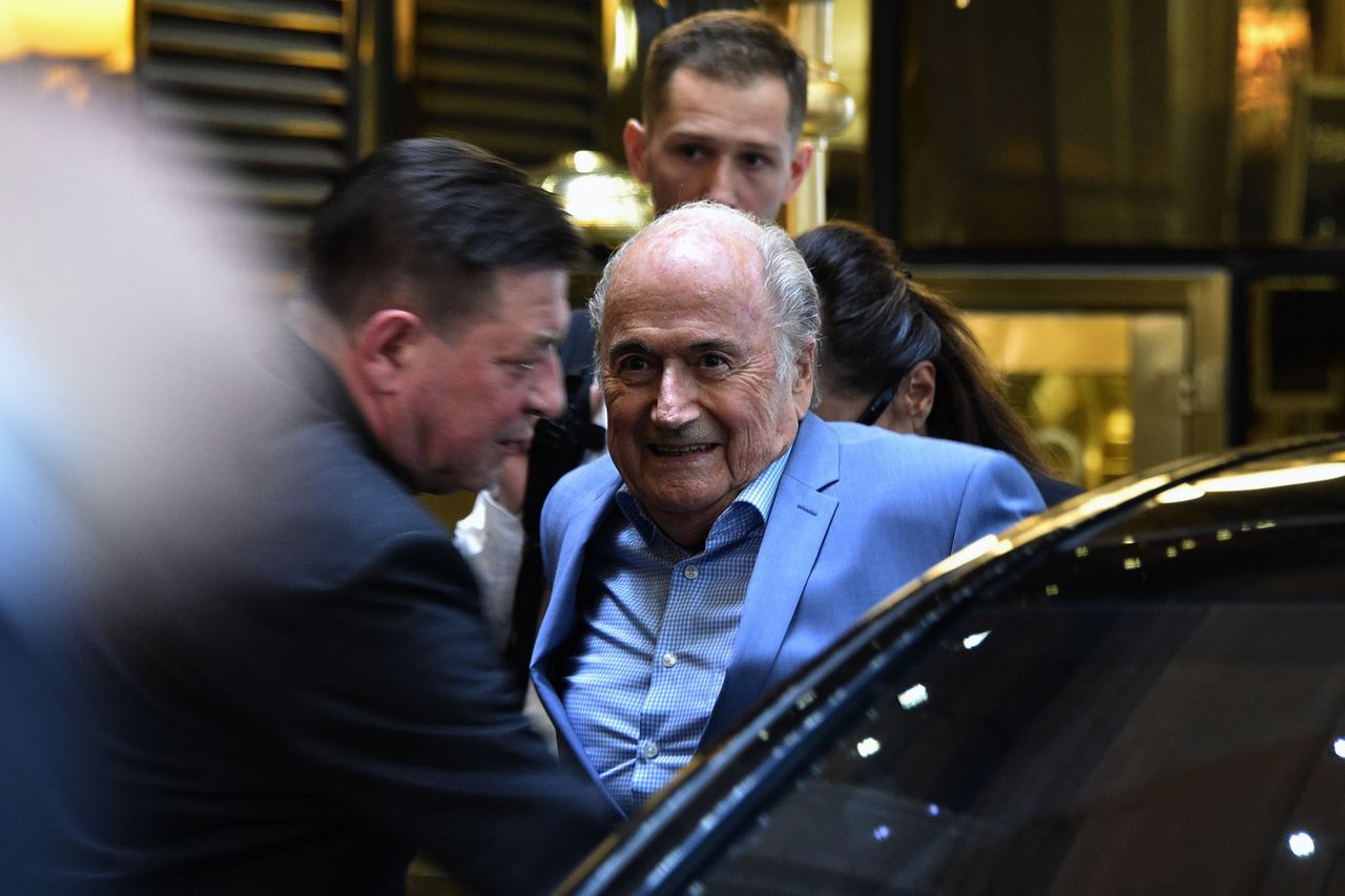 Sepp Blatter waant zich weer even de patriarch van het wereldvoetbal 