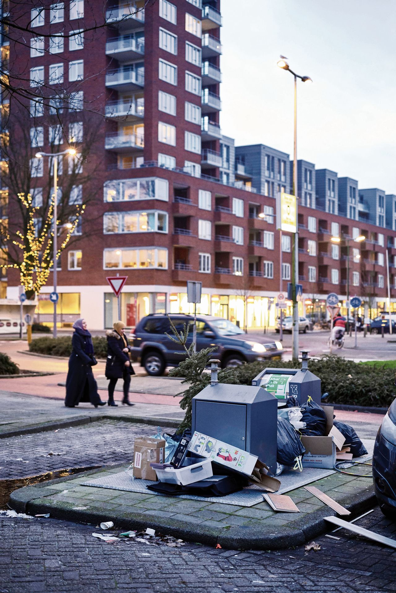 Overal slingeren zakken, matrassen en troep in Rotterdam 