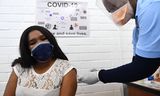 Een Zuid-Afrikaanse vrijwilliger krijgt eind juni in Soweto een injectie met een potentieel vaccin tegen Covid-19, ontwikkeld door de Oxford Universiteit.