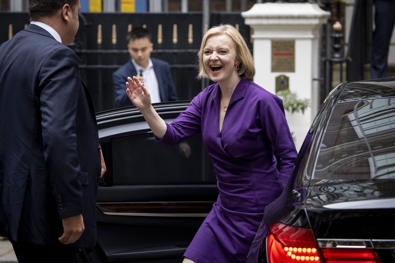 Uitgelaten stapte Liz Truss maandag uit de auto bij het hoofdkwartier van de Britse Conservatieven nadat ze tot de nieuwe partijleider was gekozen, na wat ze „het langste sollicitatiegesprek ooit” noemde.