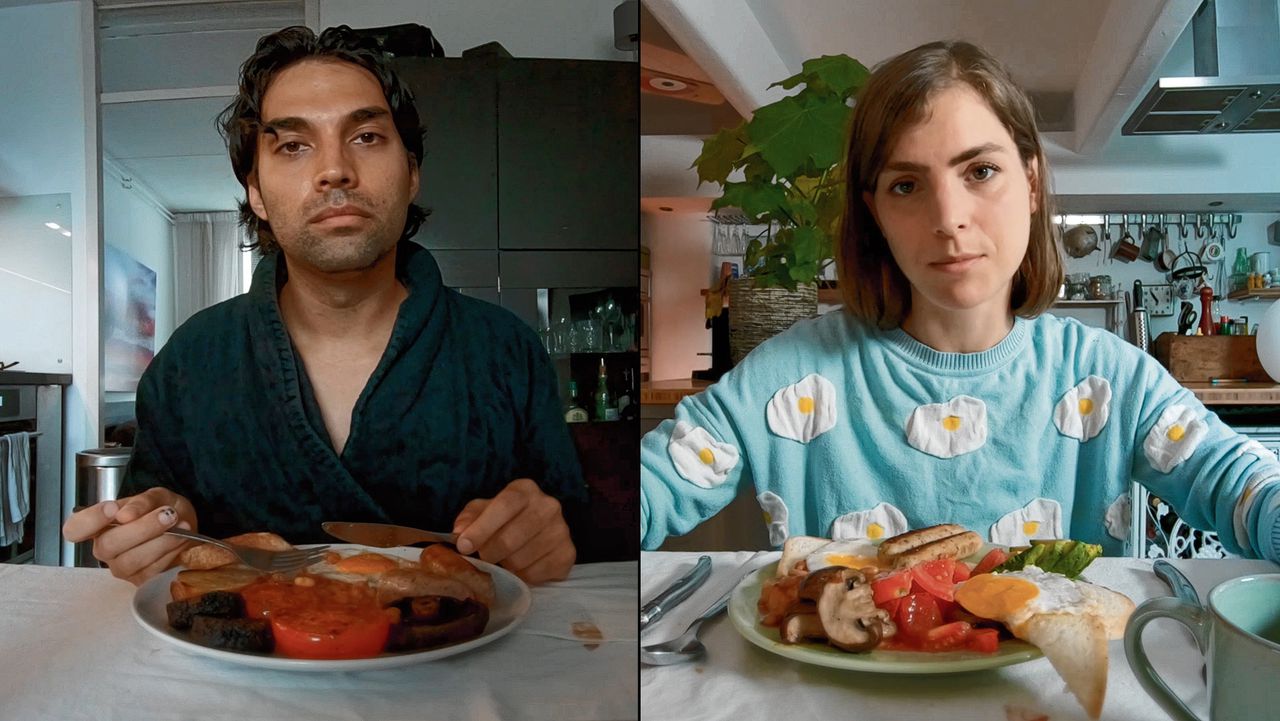 Miles (James Krishna Floyd) en Lucky (Hannah Hoekstra) eten via Zoom samen, in ‘Love in a Bottle’.