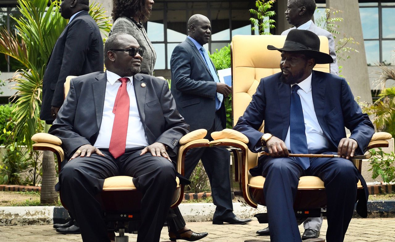 Riek Machar (links) en Salva Kiir in april 2016.