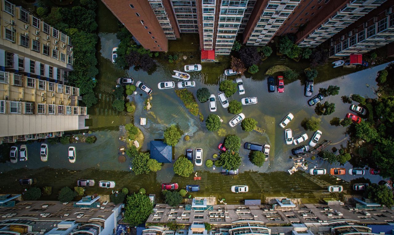 In de zomer van 2016 overstroomden grote delen van Wuhan. Villawijken, volkswijken en voetbalstadions kwamen onder water omdat in juni de helft van de gemiddelde jaarlijkse neerslag in één week viel.