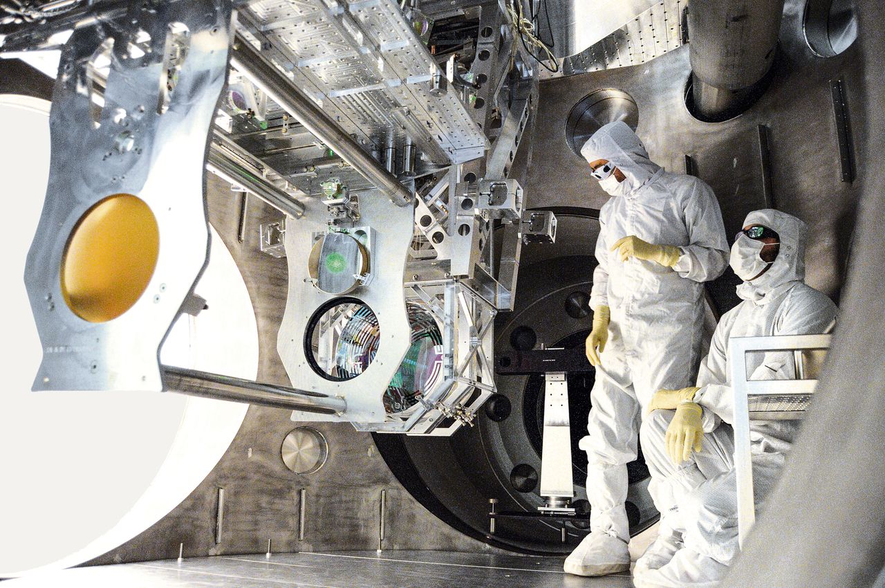 Inspectie van apparatuur aan het einde van een van de vier kilometer lange detector-armen van zwaartekrachtdetector LIGO.