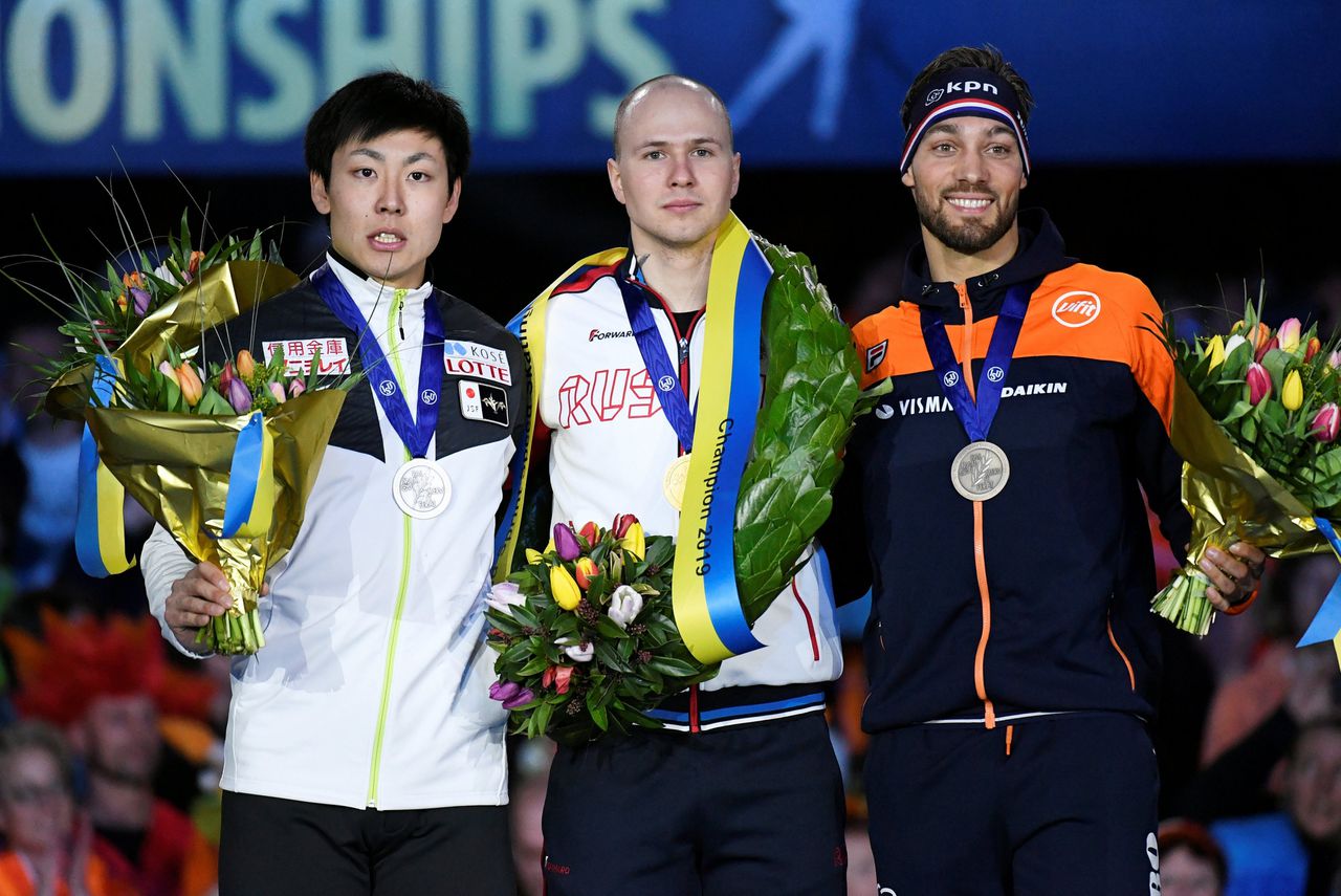 De Rus Pavel Koelizjnikov (midden), de Japanner Tatsuya Shinhama en Kjeld Nuis (rechts).