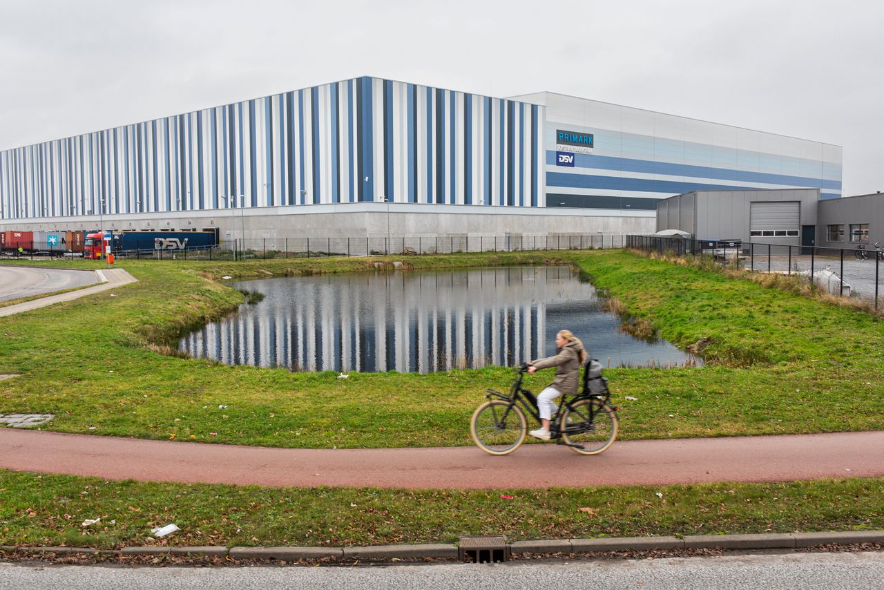 Het distributiecentrum van de Primark in Roosendaal.