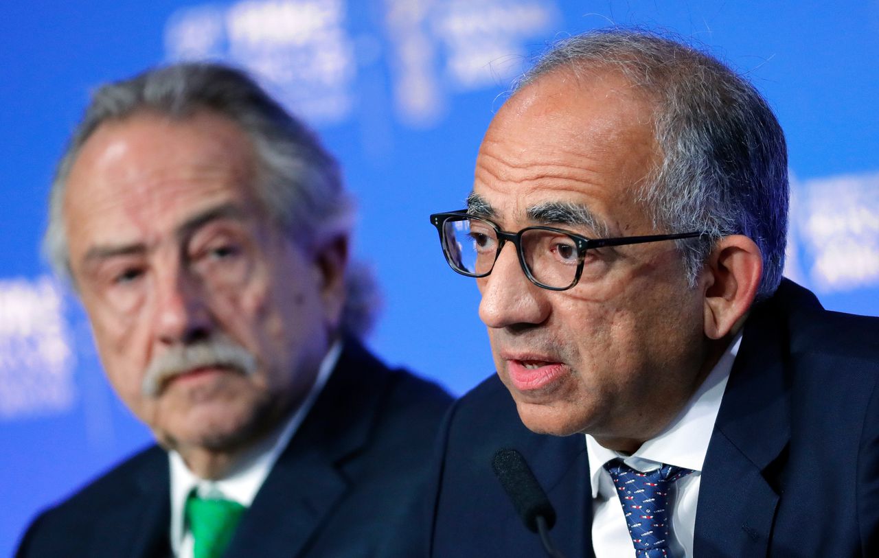 Carlos Cordeiro (rechts) tijdens een persconferentie in 2018.