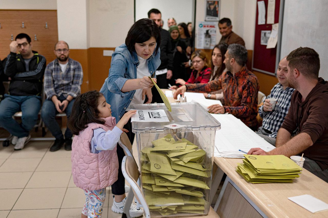 Op verkiezingsdag in Turkije is de opkomst ontzettend hoog en de sfeer gespannen 
