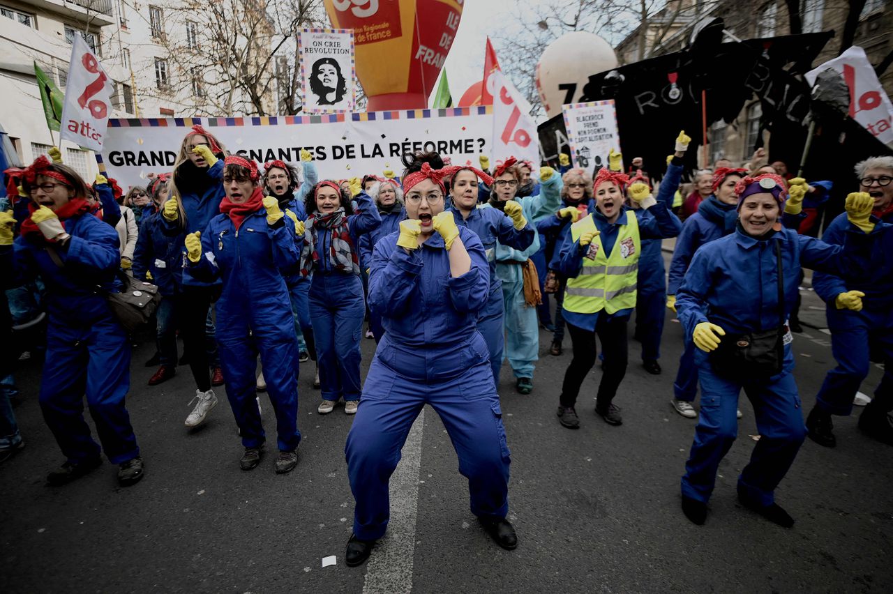 Demonstranten doen de 'Vanwege Macron'-dans. De pensioenhervorming maakt deel uit van sociale maatregelen die volgens de Franse president noodzakelijk zijn.