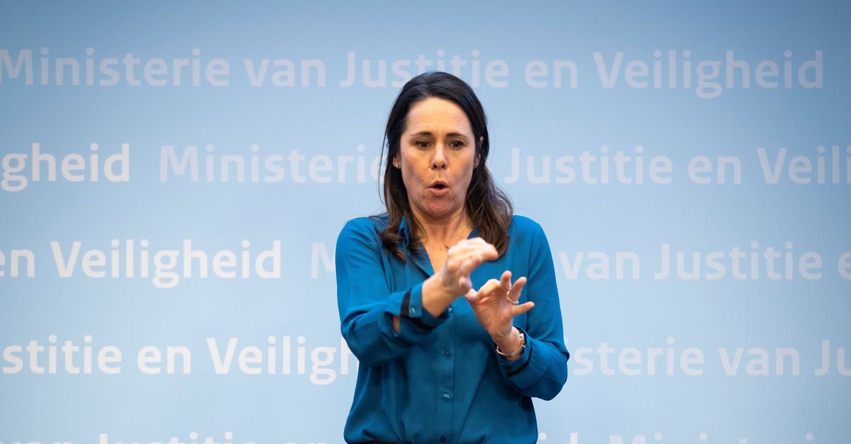 Hamsterende Gebarentolk Irma Sluis Groeide Uit Tot Een Baken In De Crisis Nrc