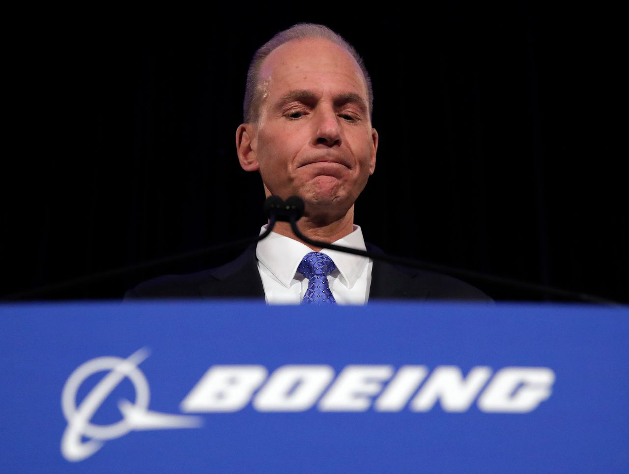 Boeing-topman Dennis Muilenburg tijdens een persconferentie eind april.