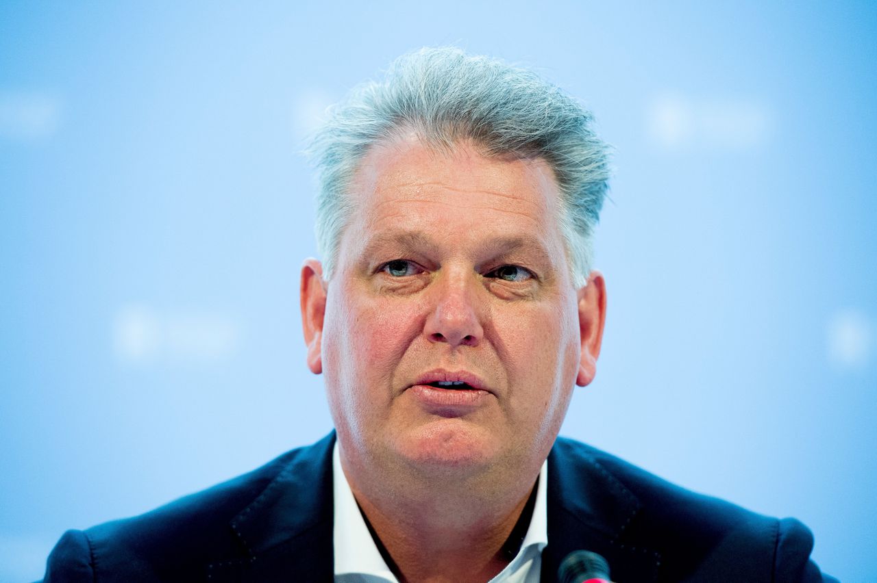 Wat Deed Politieman Brinkman Met Visitekaartjes Van Zijn Partij Bij Een Moskee Nrc