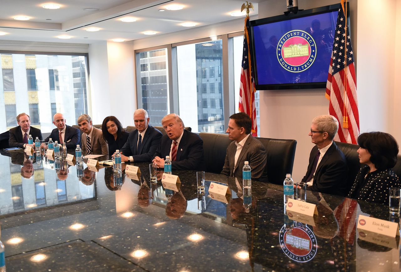 President Donald Trump in gesprek met onder meer Jeff Bezos van Amazon (tweede van links), Larry Page van Alphabet (rechts daarnaast) en Tim Cook van Apple (tweede van rechts)