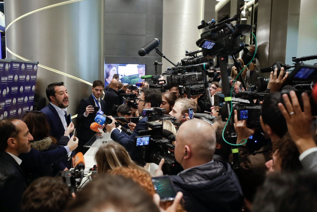 Matteo Salvini in gesprek met journalisten na zijn persconferentie in Milaan.