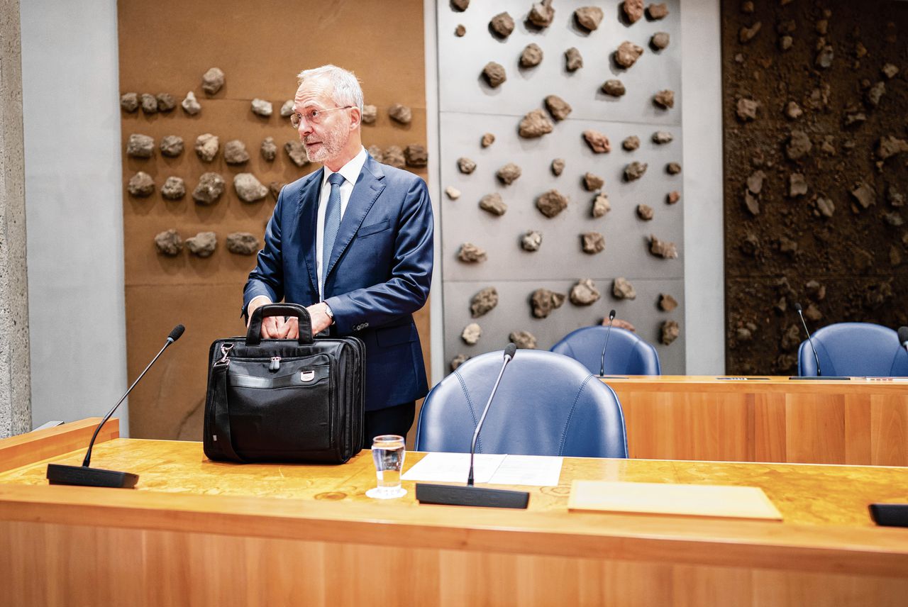 Demissionair Defensie-minister Henk Kamp tijdens het debat over de begroting van zijn ministerie voor 2022 in de Tweede Kamer.