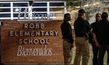 Agenten staan buiten de Robb-basisschool in de Texaanse plaats Uvalde waar een 18-jarige schutter dinsdag 19 studenten en twee docentes doodschoot.