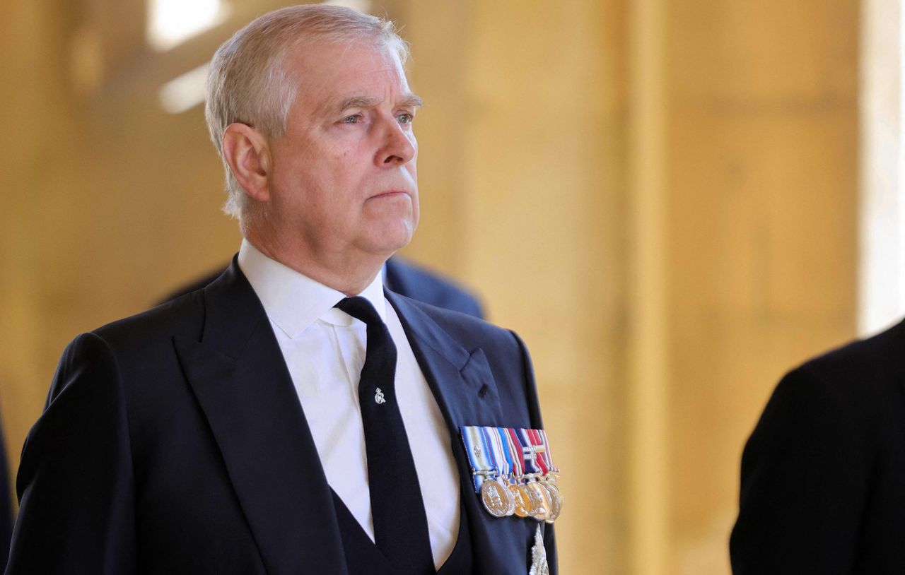 Britse prins Andrew raakt titels kwijt, moet zich als burger verdedigen in misbruikzaak 
