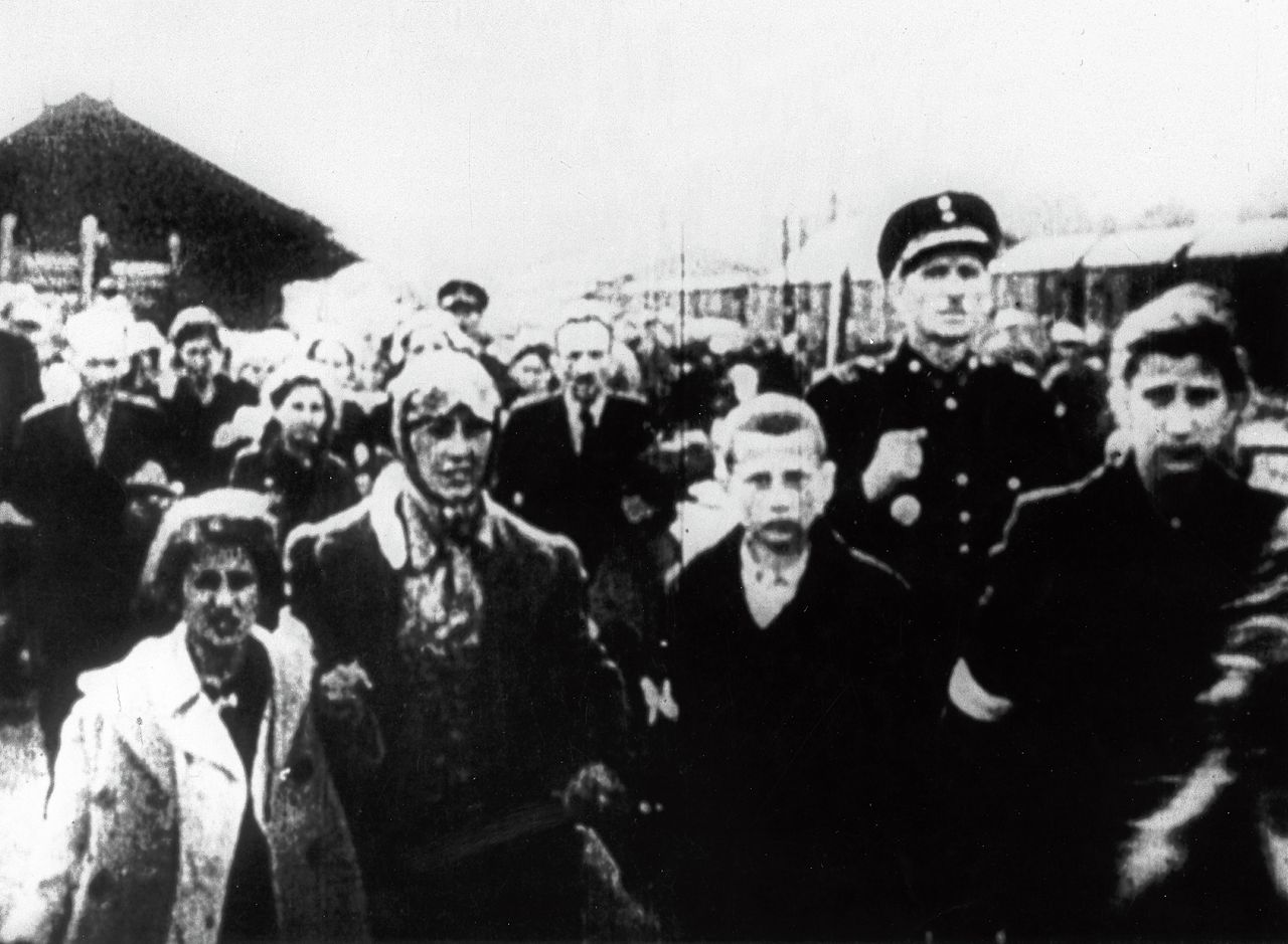 Joodse Nederlanders in Amsterdam op weg naar concentratiekamp Westerbork, 1942-44