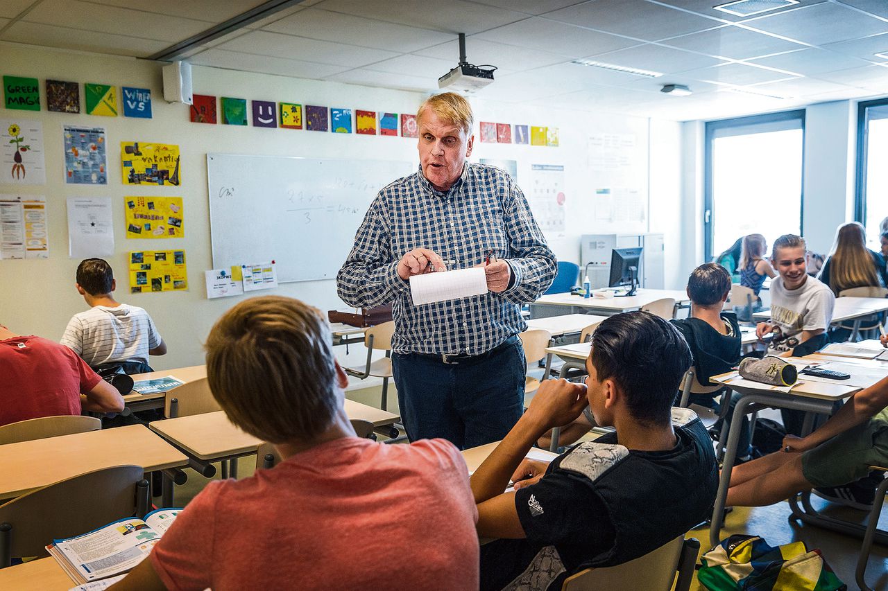 Wiskundeleraar Gerard Jonker (71) voor de klas op het Van der Meij College in Alkmaar.