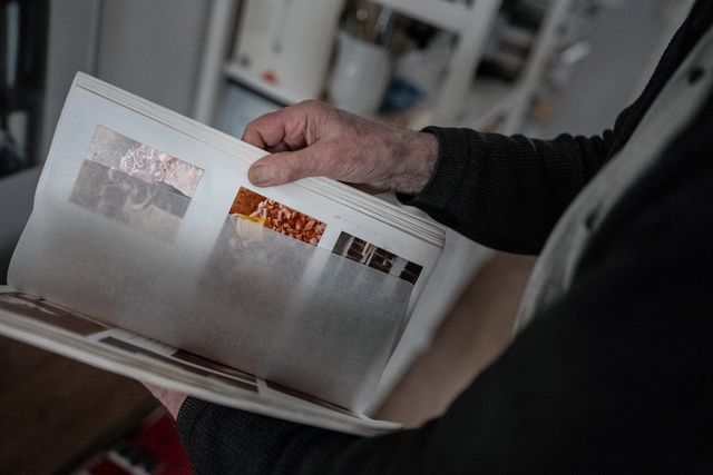 Hendrik bladert door het familiefotoalbum.