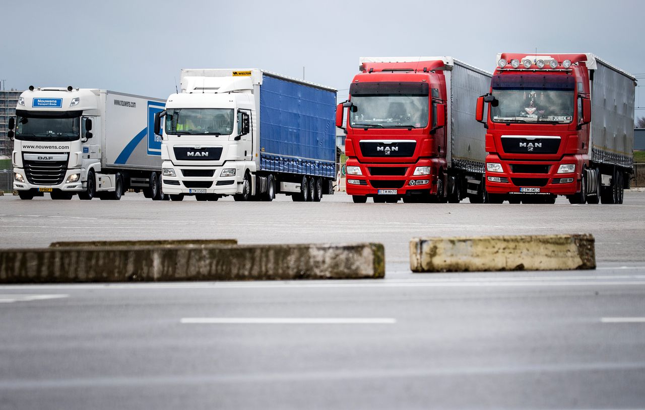 Vrachtwagens in de haven van Hoek van Holland.