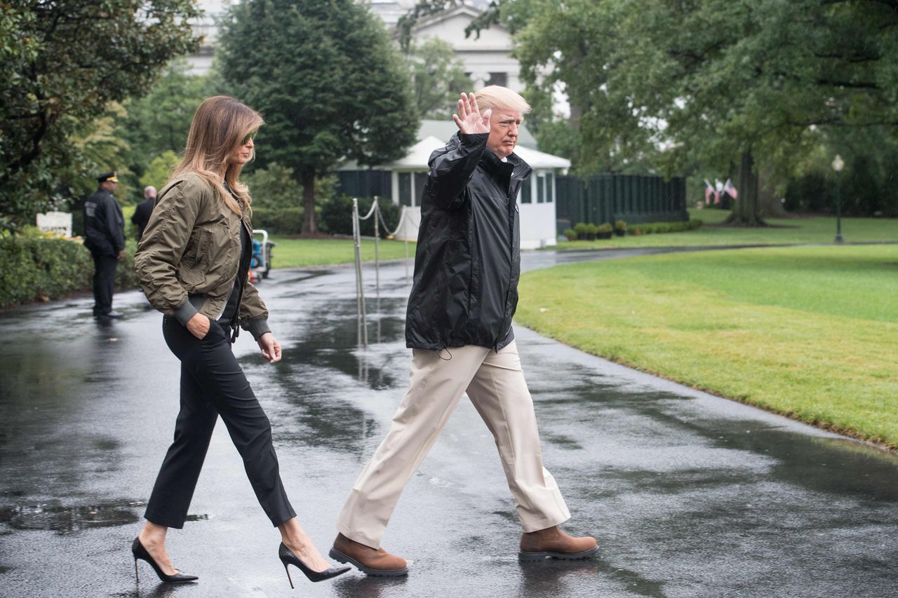Melania en Donald Trump verlaten het Witte Huis op weg naar Houston.