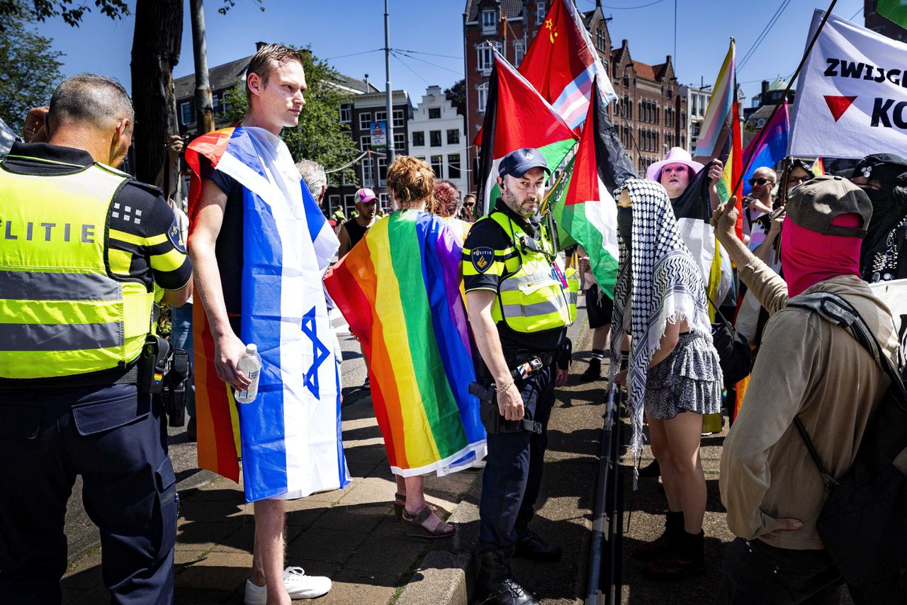 ‘We don’t want Israeli here’: Joodse groep wordt toegeschreeuwd op Pride Walk en druipt af 