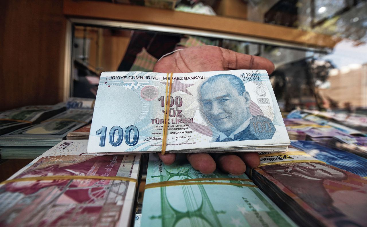 Turkse bankbiljetten bij een geldhandelaar in Koeweit. De lira heeft dit jaar al 41 procent van zijn waarde verloren.