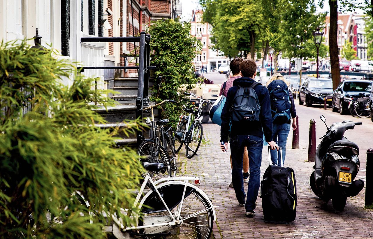 De balans tussen wonen en toerisme staat onder druk in Amsterdam.