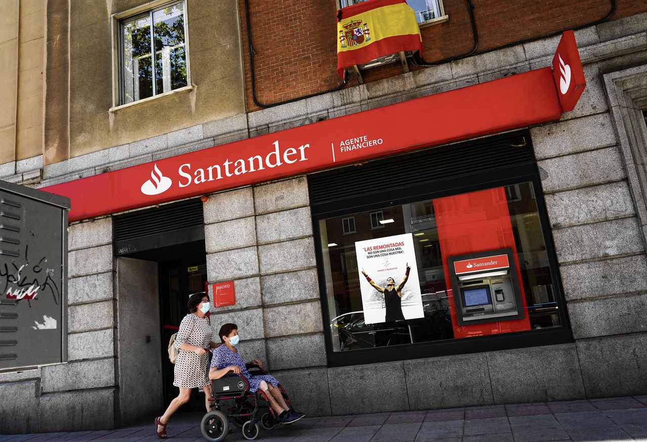 De Spaanse bank Santander leed afgelopen kwartaal een verlies van ruim 11 miljard euro.