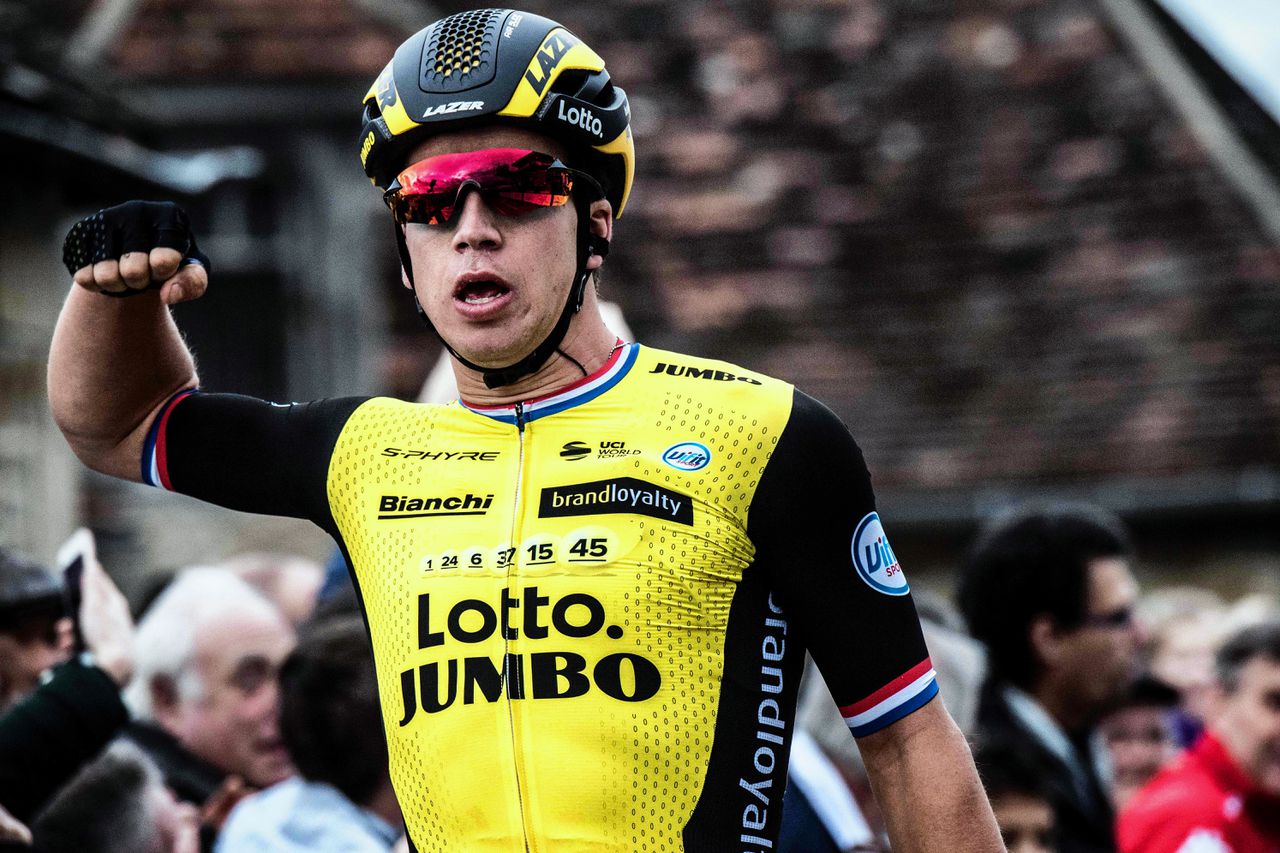 De Nederlandse wielrenner Dylan Groenewegen wint de tweede etappe van Nice-Parijs-Nice in een Lotto NL-Jumbo-shirtje, 5 maart 2018.