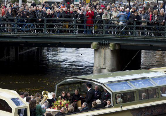 Hoe de foto van Mulisch’ uitvaart terechtkwam op een abri