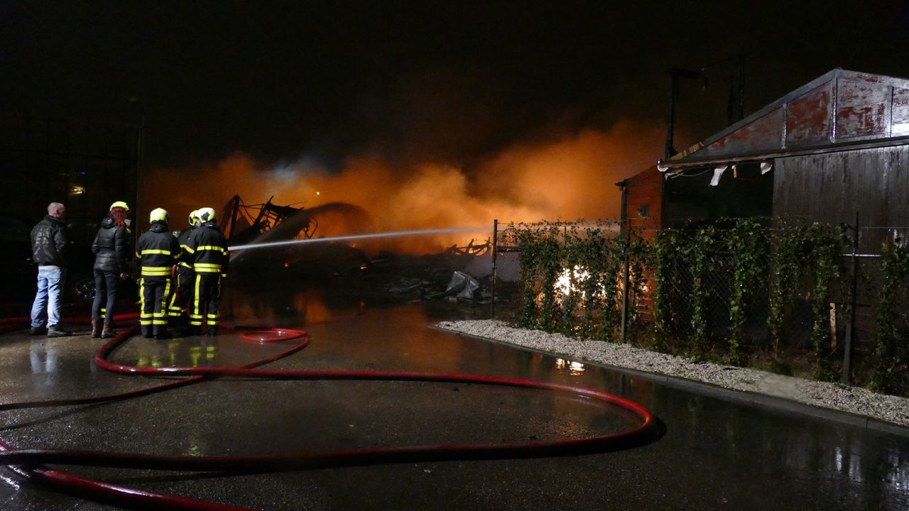 De brandweer blust een grote brand in een verf- en behangloods in Wateringen.