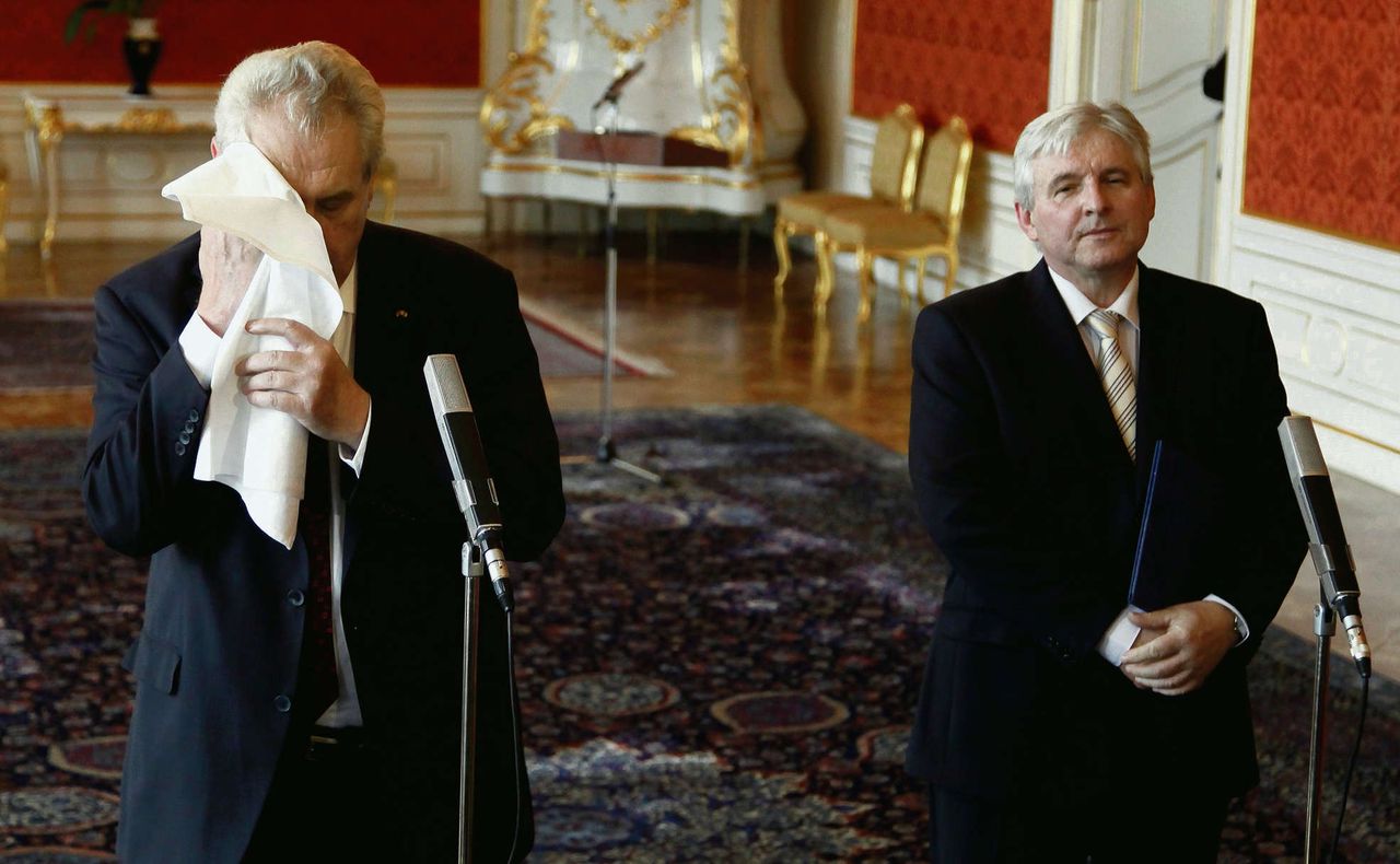 President Zeman (links) veegt zweet van zijn voorhoofd als hij vertrouweling Rusnok tot premier benoemt.