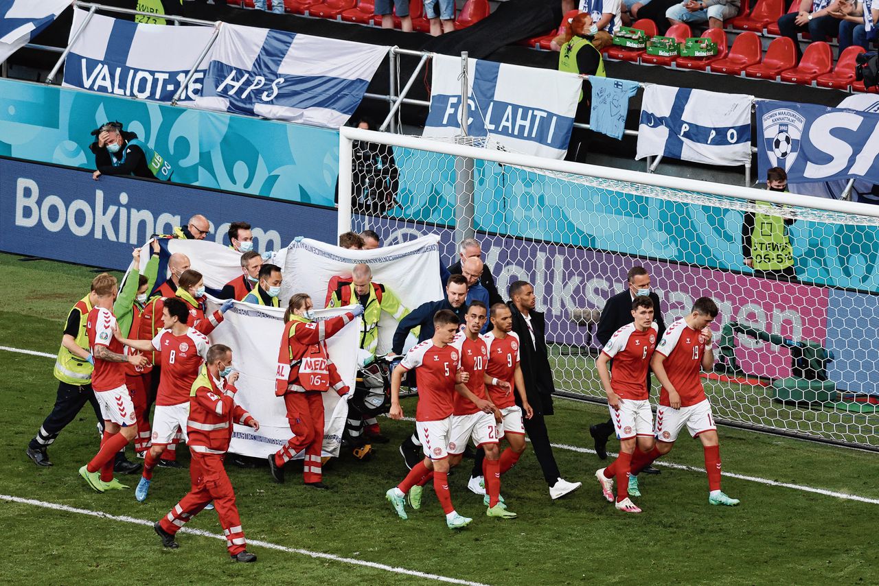 De Deense voetballer Christian Eriksen wordt van het veld gedragen nadat hij een hartstilstand had gekregen. Hij werd snel gereanimeerd.