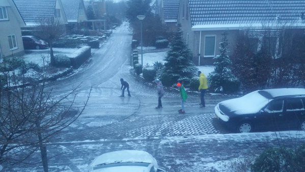 In Gieten (Drenthe) bond een heel gezin de schaatsen onder.
