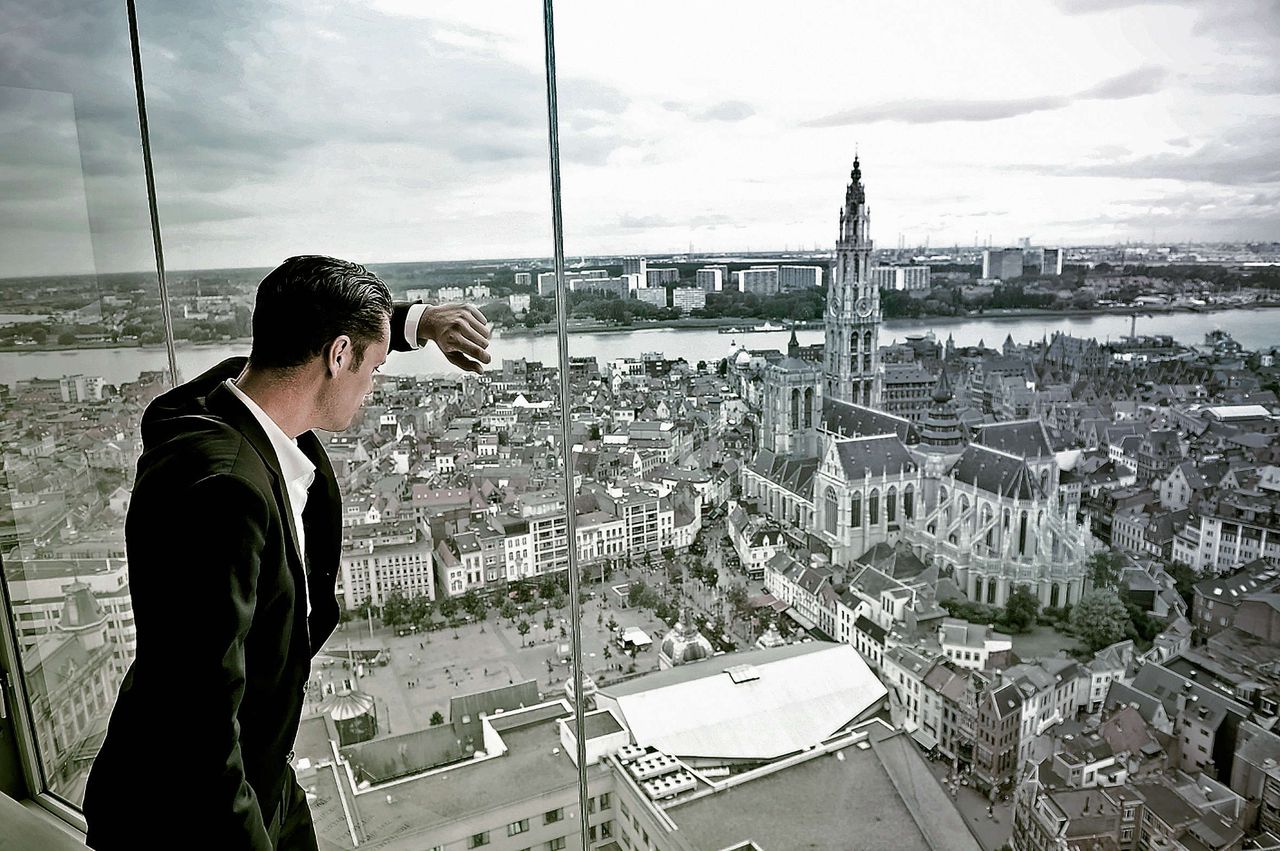 Tanguy Ottomer kijkt uit over zijn geliefde Antwerpen. fOTO Fabian Battistella