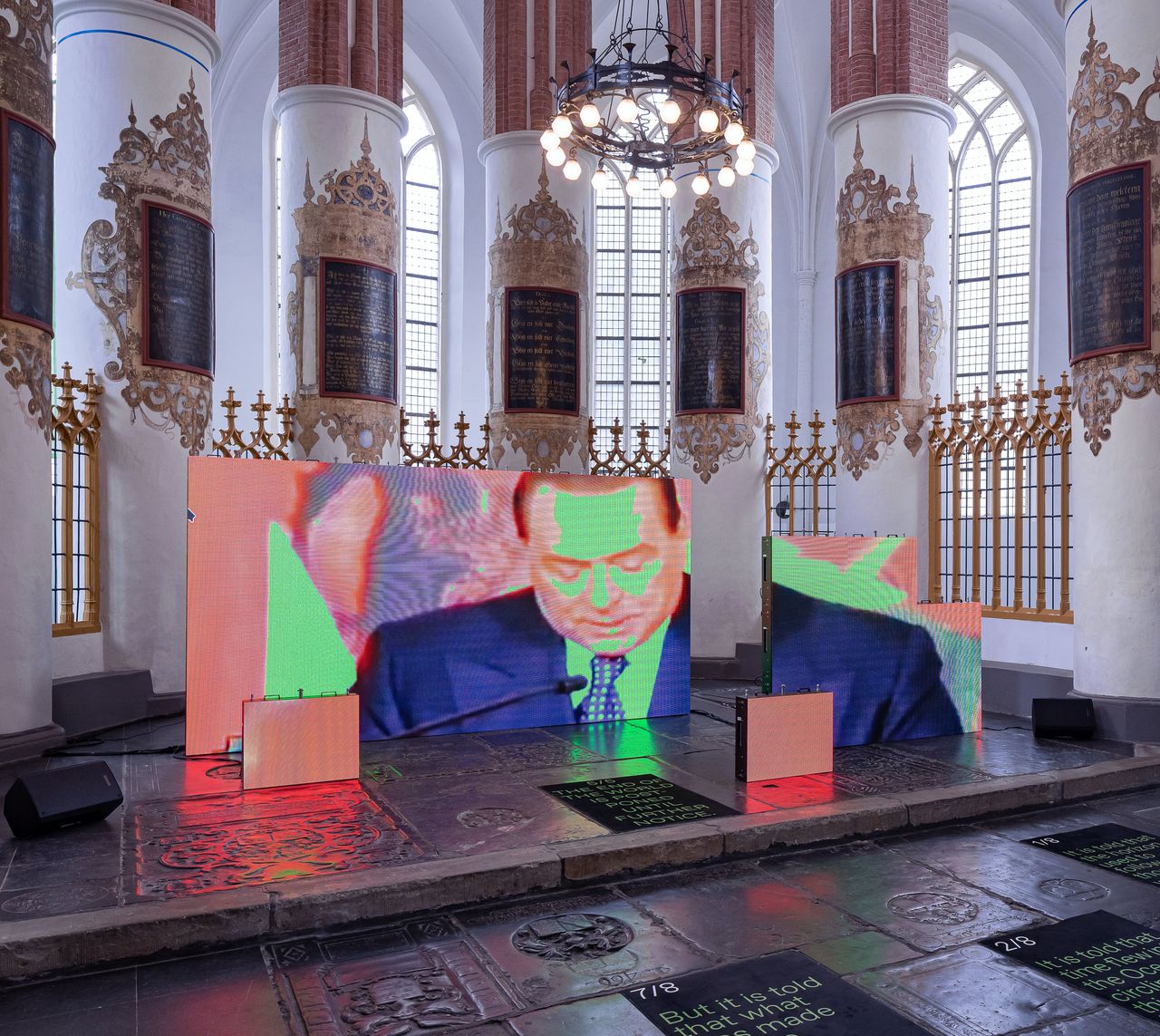 De installatie Life As We Know It – NOW vanvan kunstenaarscollectief ARK in de A-kerk in Groningen tijdens fotofestival Noorderlicht.