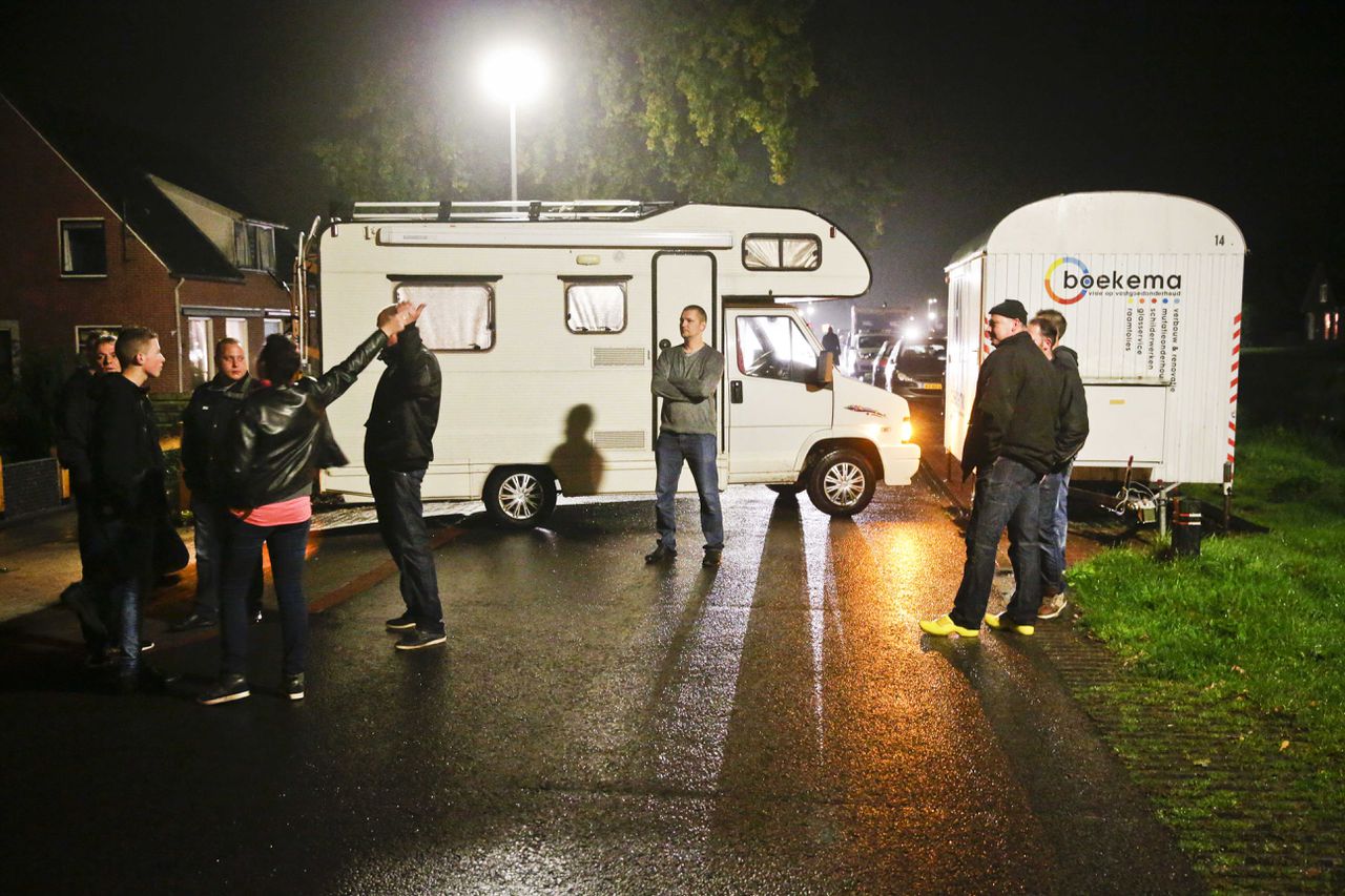 Bewoners blokkeren de weg naar het vakantiepark Oranje waar asielzoekers worden opgevangen. Staatssecretaris Klaas Dijkhoff heeft de gemeente Midden-Drenthe opgedragen zevenhonderd asielzoekers extra op te vangen.