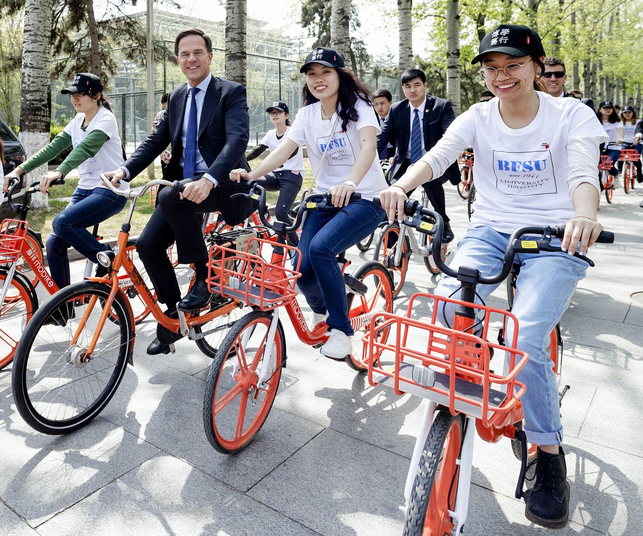 Chinese studenten fietsen met Rutte 
