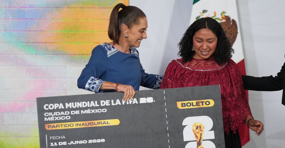 Mexicaanse president Sheinbaum gaat niet naar openingswedstrijd WK, geeft ticket weg aan inheemse balgoochelaar